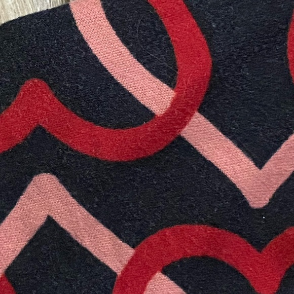 Lularoe Black with Pink & Red Tangled Heart Legging OS - Picture 5 of 13